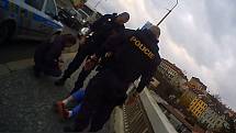 V pátek přijali policisté oznámení před třetí hodinou odpoledne. Podle něj měl na mostě v ulici Brněnská sedět muž s nohou přehozenou přes okraj.