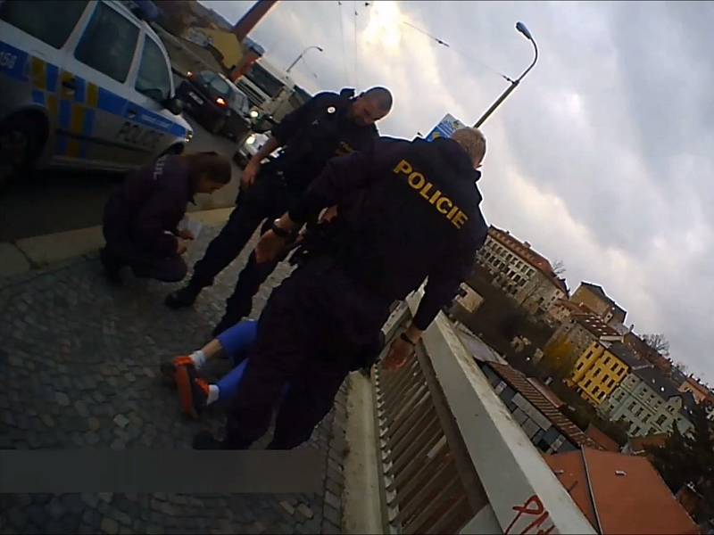 V pátek přijali policisté oznámení před třetí hodinou odpoledne. Podle něj měl na mostě v ulici Brněnská sedět muž s nohou přehozenou přes okraj.