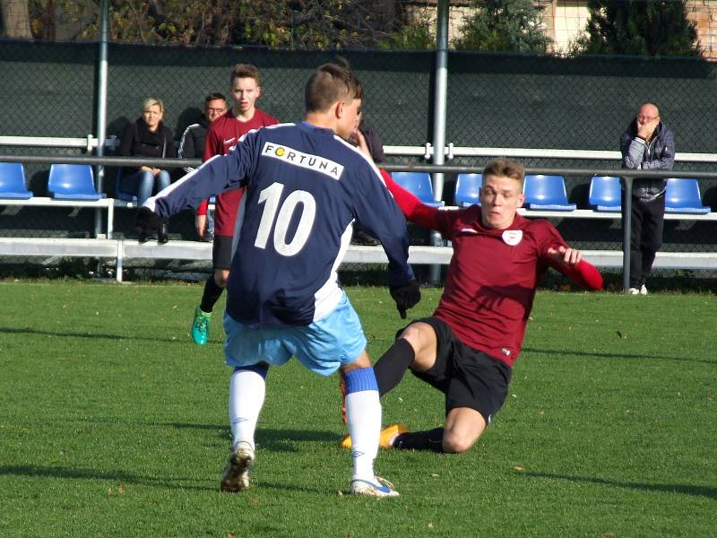 Starší dorostenci HFK Třebíč (v modrém) začali na půdě brněnské Sparty slibně, ale na vedoucí gól Benceho už nenavázali a naopak šestkrát inkasovali.