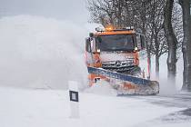 Zimní údržba na silnici u Nyklovic na Žďársku.