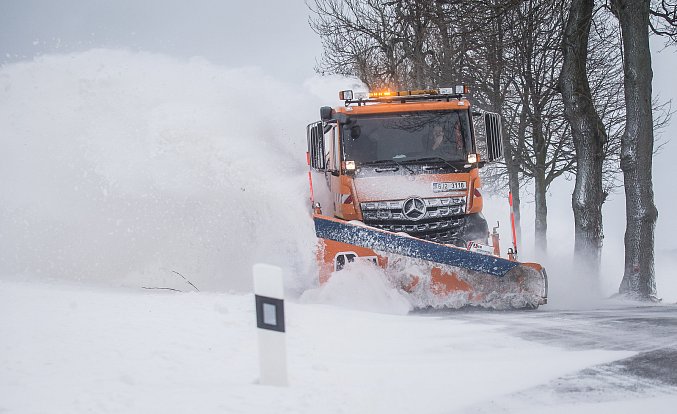 Zimní údržba na silnici u Nyklovic na Žďársku.