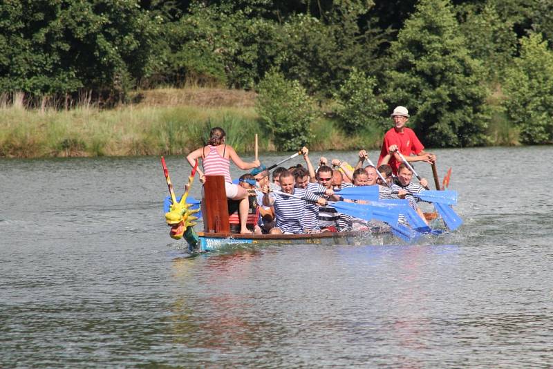 Na závodu Dračích lodí v Telči nechyběli týmům ani fanoušci. Ti stáli na břehu a svoje favority hlasitě podporovali. Osmnáctičlenná družstva dostala vždy jednoho kormidelníka a bubenici, pokud si ji nepřivezla s sebou, jako například Dračičáci z Dačic.