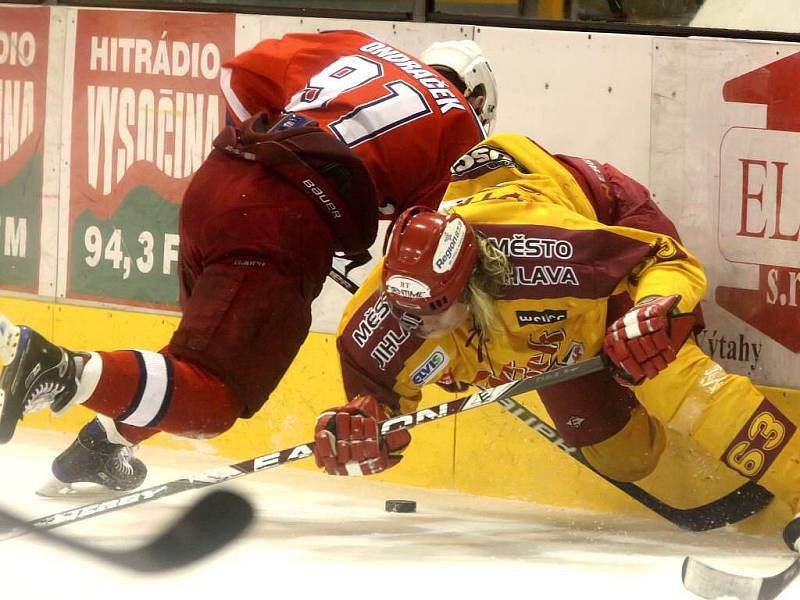 Mnoho osobních soubojů, vášní a emocí lze očekávat v prvním zápase předkola play off mezi jihlavskou Duklou a havlíčkobrodskými Rebely. Ani jeden z rivalů totiž nechce zůstat před branami čtvrtfinále.