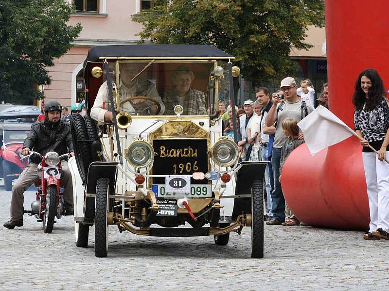 V sobotu dopoledne lákaly lidi do centra Jihlavy historické automobily a motocykly.