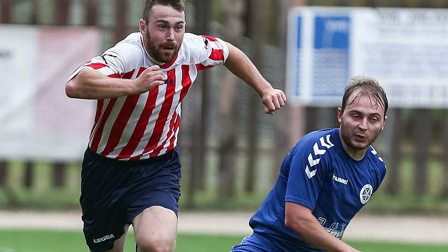 Fotbalisté Bedřichova (v pruhovaném) po bezbrankové první půlce dvakrát inkasovali.