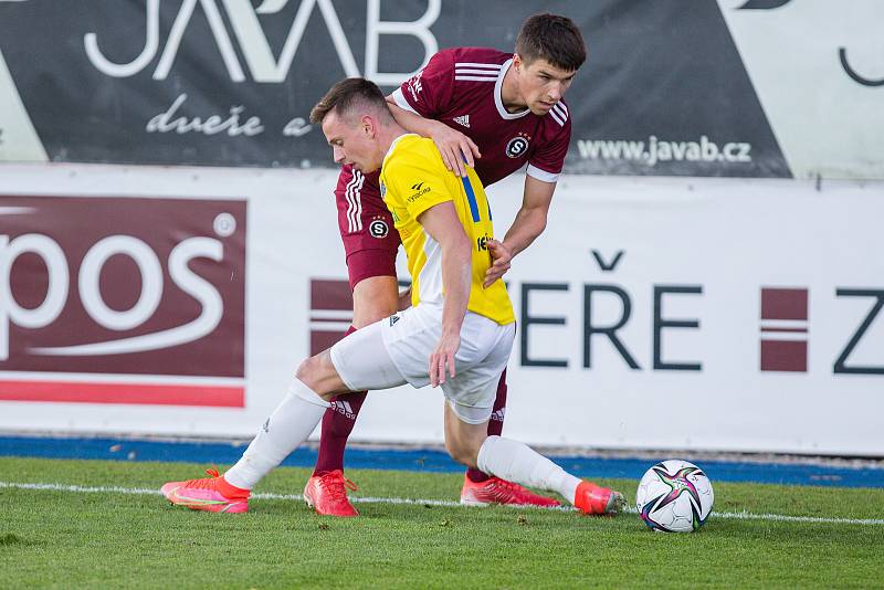 Jihlavští fotbalisté (ve žlutém) remizovali ve dvanáctém kole FORTUNA:NÁRODNÍ LIGY s rezervou pražské Sparty 0:0.