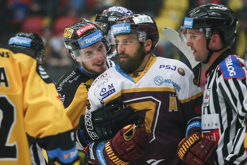 Zápas 9. kola baráže o hokejovou extraligu mezi týmy HC Dukla Jihlava a HC Verva Litvínov.