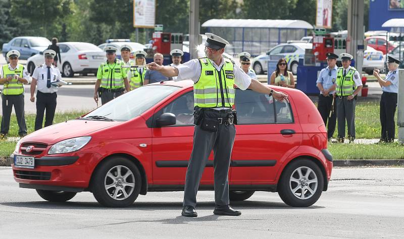 Dopravní policisté soutěžili v řízení křižovatky a zručnosti ovládání služebního vozidla.