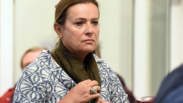 Bývalá předsedkyně ERÚ Alena Vitásková u soudu.