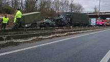 Pět aut konvoje nizozemské armády se v sobotu srazilo na silnici 38 u Jihlavy nedaleko tunelu na Havlíčkův Brod.