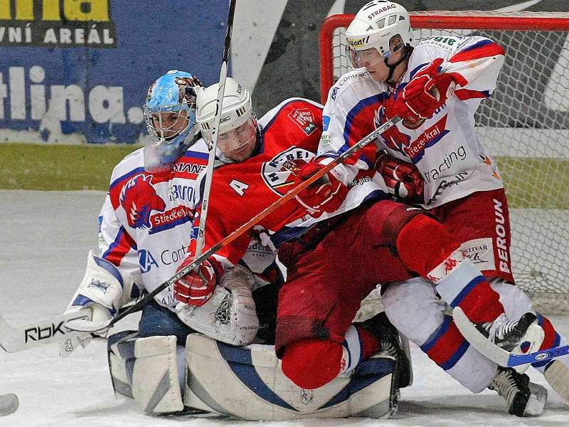 Domácí Rebelové (v červeném) doma opět zabodovali. Soupeře z Berouna porazili výsledkem 4:2.