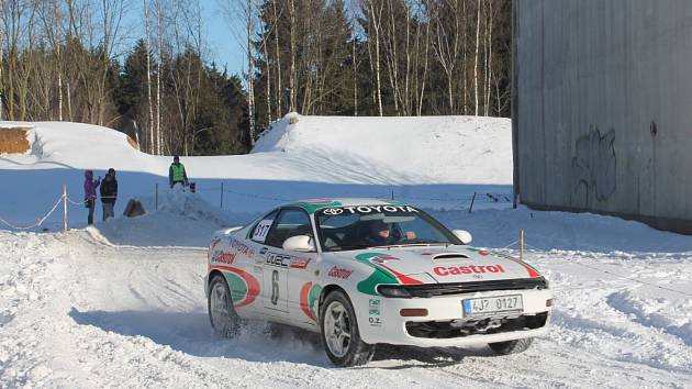 TOYOTA CELICA TURBO. Jeden ze závodníků sobotní hobby rally Ondřej Sobotka projel se svou Toyotou (na snímku) kilometrovou trať za dvě minuty padesát devět sekund. 