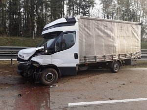 Nehoda dodávky a osobního auta na 129. kilometru ve směru na Brno.