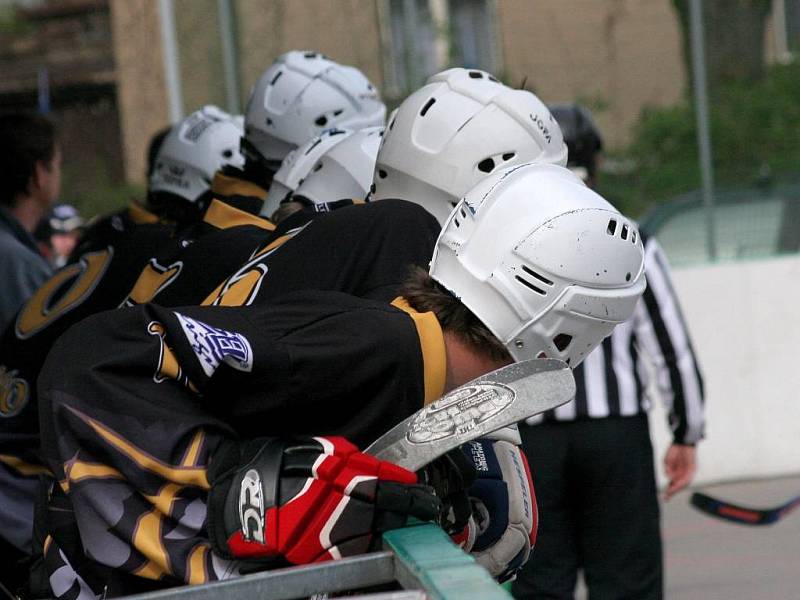 Hokejbaloví starší dorostenci SK Jihlava čtvrtfinálovou sérii nezvládli a extraligová sezona jim nečekaně končí. Pátý zápas na Vysočině totiž lépe zvládla po základní části až osmá Habešovna, která si postup zajistila gólem dvanáct vteřin před koncem. 