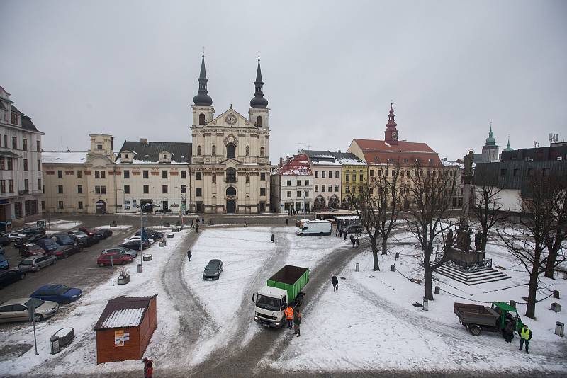 Odstrojení a odstranění vánočního stromu z Masarykova náměstí v Jihlavě.