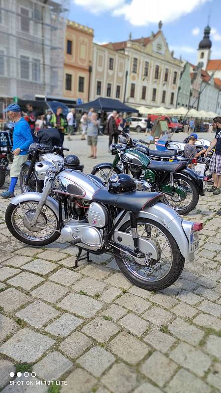 Do historické Telče zavítaly motocykly britské značky Norton.