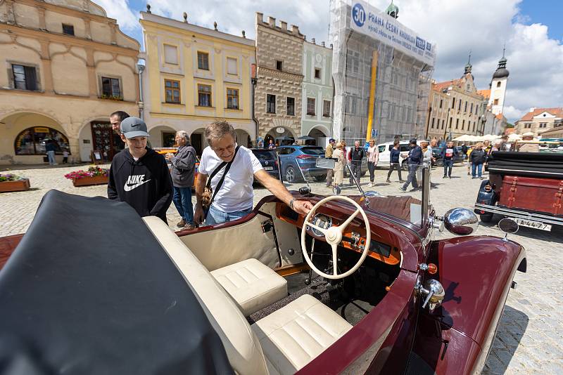 Retro závod automobilů v Telči.