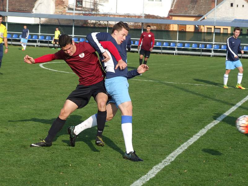 Starší dorostenci HFK Třebíč (v modrém) začali na půdě brněnské Sparty slibně, ale na vedoucí gól Benceho už nenavázali a naopak šestkrát inkasovali.