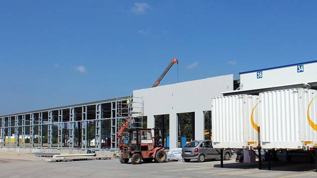 Firma PSJ rozšiřuje výrobní halu GLS v Jihlavě.