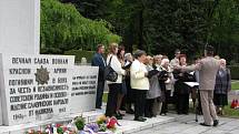 Ve čtvrtek si na jihlavském ústředním hřbitově pamětníci, zástupci města a kraje i žáci a veřejnost připomenuli den vítězství nad fašismem.