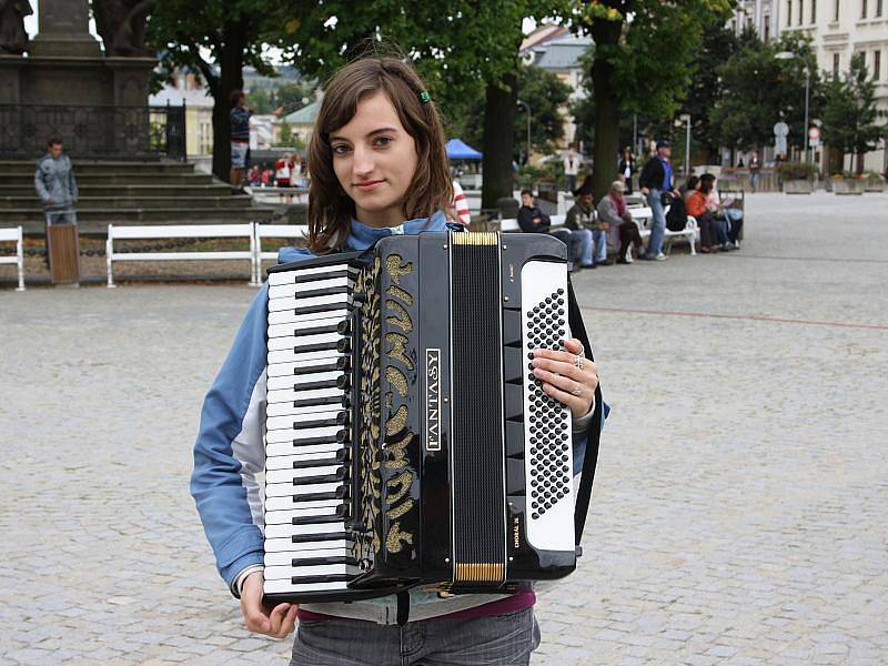 Hře na akordeon se studentka Jana Blažková věnuje už od svých šesti let. Nejraději hraje populární nebo vážnou hudbu.