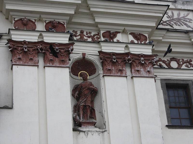 Sochu na dominantním kostele v centru Jihlavy už síť neochrání. Holubi si cestu dovnitř našli.