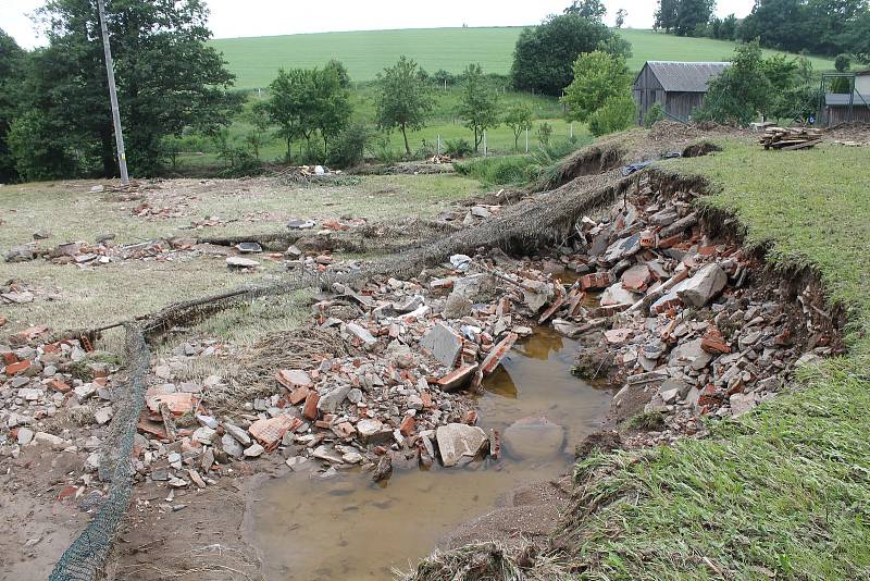 V neděli odpoledne už bylo Jestřebí z nejhoršího venku, následky páteční katastrofy budou ale zřejmé ještě dlouho.