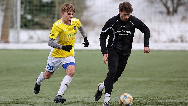 V sobotním přípravném utkání zdolala juniorka FC Vysočina Jihlava (ve žlutých dresech) fotbalisty Nového Města na Moravě (v černém) těsně 1:0.