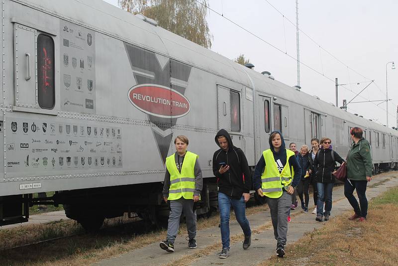 Jihlavští školáci se vžili do příběhu drogově závislé dvojice.