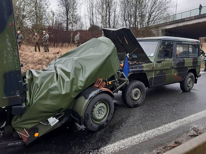 Pět aut konvoje nizozemské armády se v sobotu srazilo na silnici 38 u Jihlavy nedaleko tunelu na Havlíčkův Brod.