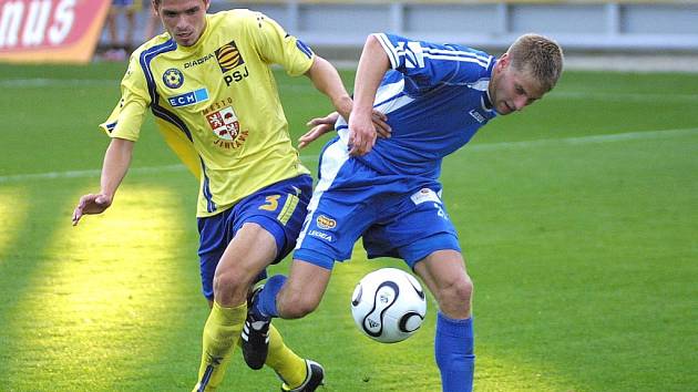 Loňský zápas v Jihlavě se změnil v divokou přestřelku. Fotbalisté Vysočiny (vlevo Michal Vepřek) po půlhodině hry prohrávali už 0:3, ale po změně stran dokázali zachránit remízu 3:3. Tehdy tým z lavičky dirigoval ještě Markův předchůdce Zákostelský. 