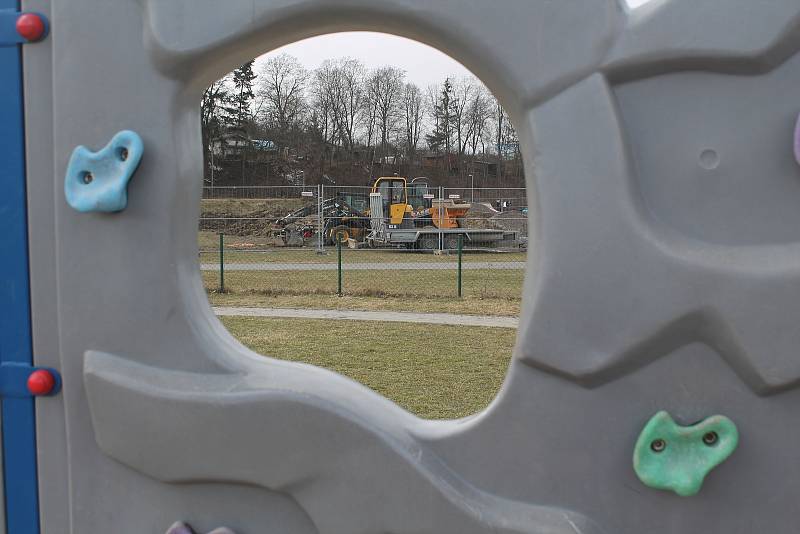 Stavba jihlavského pumptracku se v druhé polovině března na necelý týden zastavila kvůli návratu zimy.