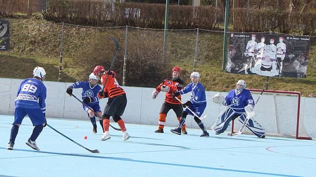 Utkání druhé hokejbalové ligy mezi Flyers Jihlava a Hodonínem (v modrém).