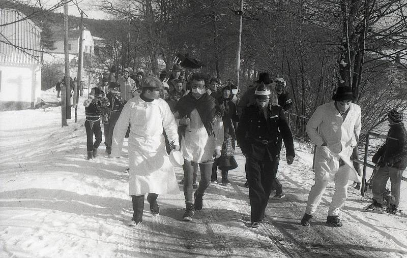 Masopustní veselí začíná po Třech králích. Průvody už druhým rokem nejsou, připomenout si je můžeme na historických fotkách. Tyto z Jezdovic u Třeště.