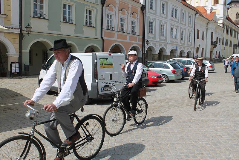 Nejstaršímu vozu na telčském náměstí bylo 107 let.