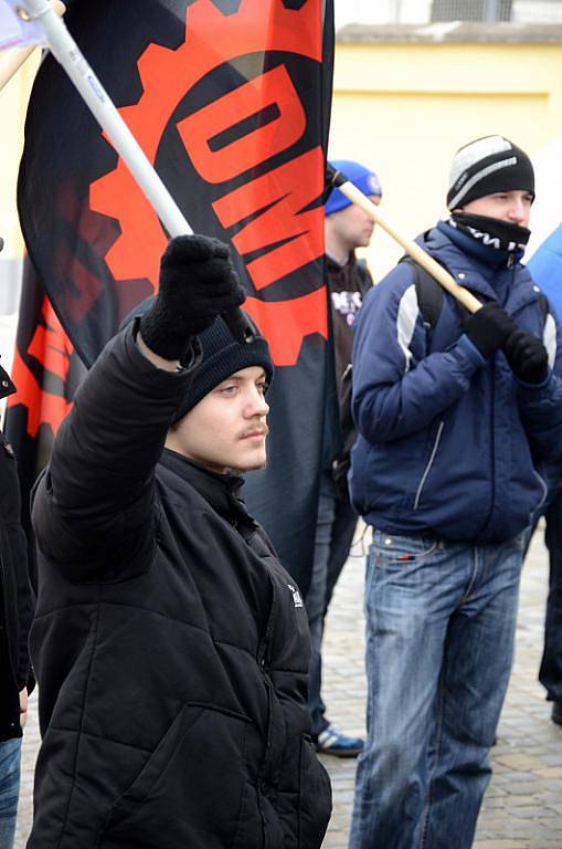 Zhruba osmdesát členů Dělnické mládeže, organizace spjaté s krajněpravicovou Dělnickou stranou sociální spravedlnosti, pochodovalo v sobotu odpoledne ulicemi Jihlavy.