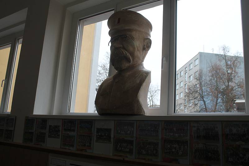 Busta prezidenta Masaryka je zapůjčená z Horáckého divadla Jihlava. Ve škole už ale plánují, že si vyrobí vlastní.