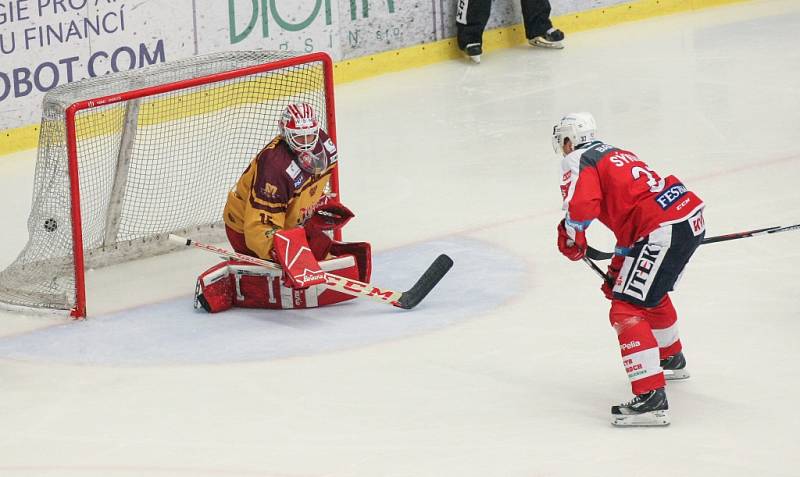 Jihlavští hokejisté měli v osmém zápase baráže o extraligu slavné Pardubice na kolenou, ale ve třetí třetině ztratili tříbrankové vedení. Dokázali se však z toho dostat a vybojovat cenný bod v samostatných nájezdech.