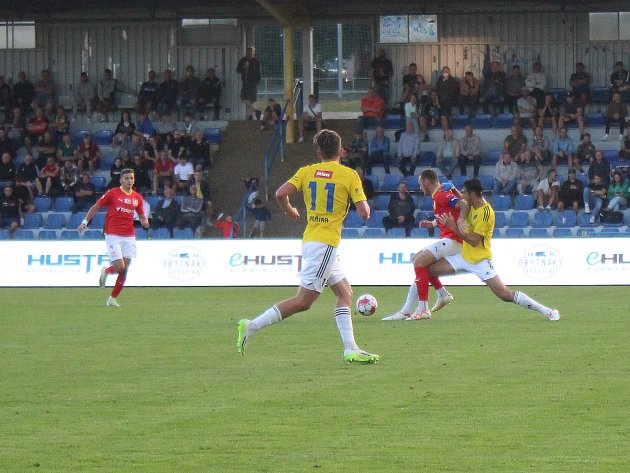 V utkání devátého kola druhé ligy proti Zbrojovce Brno nastoupil Jaroslav Peřina (ve žlutém dresu s číslem 11) po téměř čtyřech měsících v základní sestavě FC Vysočina.