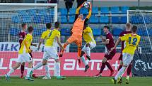 Jihlavští fotbalisté (ve žlutém) remizovali ve dvanáctém kole FORTUNA:NÁRODNÍ LIGY s rezervou pražské Sparty 0:0.