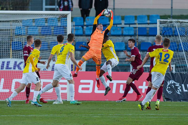 Jihlavští fotbalisté (ve žlutém) remizovali ve dvanáctém kole FORTUNA:NÁRODNÍ LIGY s rezervou pražské Sparty 0:0.