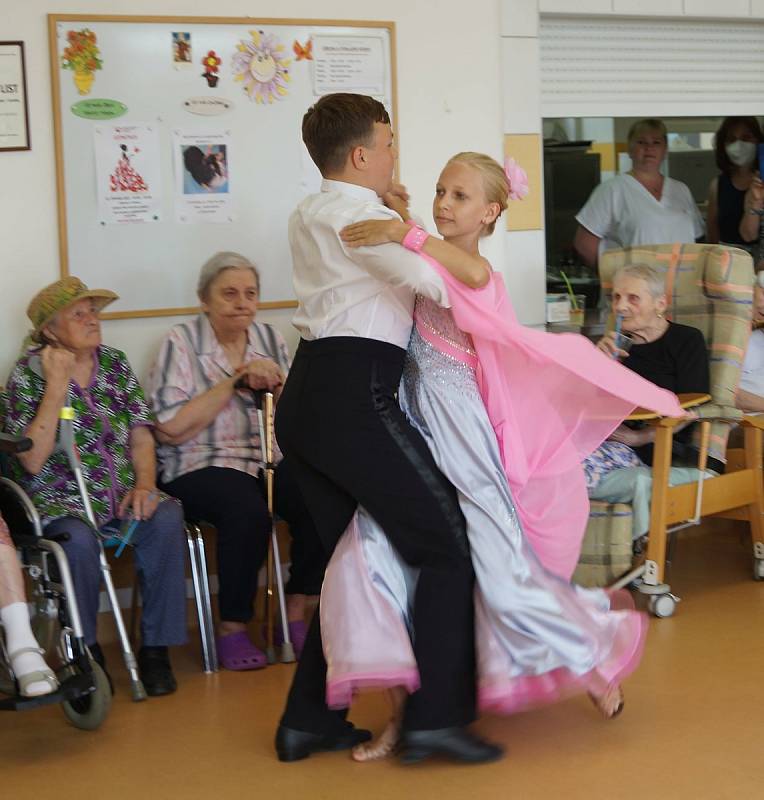 Klienti jihlavského domova pro seniory v Lesnově si užili Letní ples. Sami si na něj i připravovali občerstvení, tančili a dobře se bavili.