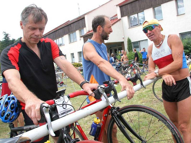 Pohoda, ale i mírná nervozita panovaly v depu. Zvlášť před startem cyklistické části triatlonu, kdy může zradit technika.