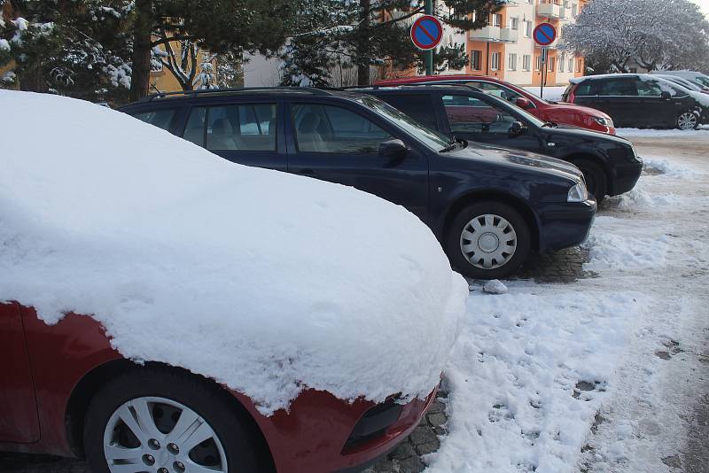 Zaparkovat v ulicích Jihlavy je často o štěstí. Jiný řidič musí zrovna parkovací místo opouštět.