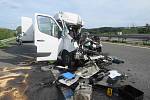 Na 139. kilometru ve směru na Prahu se srazilo nákladní auto s dodávkou a zcela zablokovaly provoz. V dodávkovém vozidle zemřel řidič.