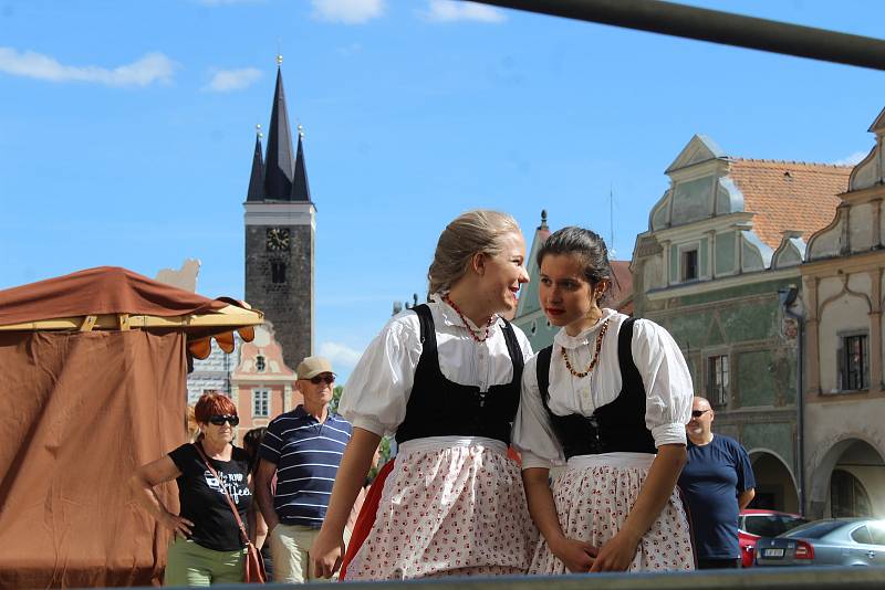 Centrum Telče v sobotu odpoledne žilo folklorem.