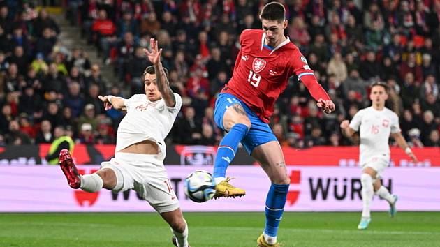 Česká fotbalová reprezentace (v červeném dresu útočník Čvančara) svým výkonem na půdě Moldavska notně zklamala.
