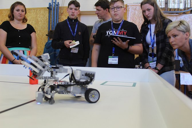 Po dvou letech je zpět soutěž Lego robot. Mladí soutěžící jsou do stavění futuristických vozidel hodně zapálení.