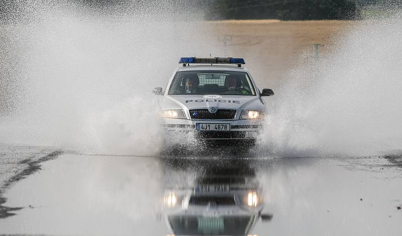 Dopravní policisté soutěžili v řízení křižovatky a zručnosti ovládání služebního vozidla.