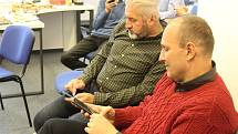 Lídr sociálních demokratů Petr Ryška sledoval průběžné výsledky hlasování na mobilním telefonu.